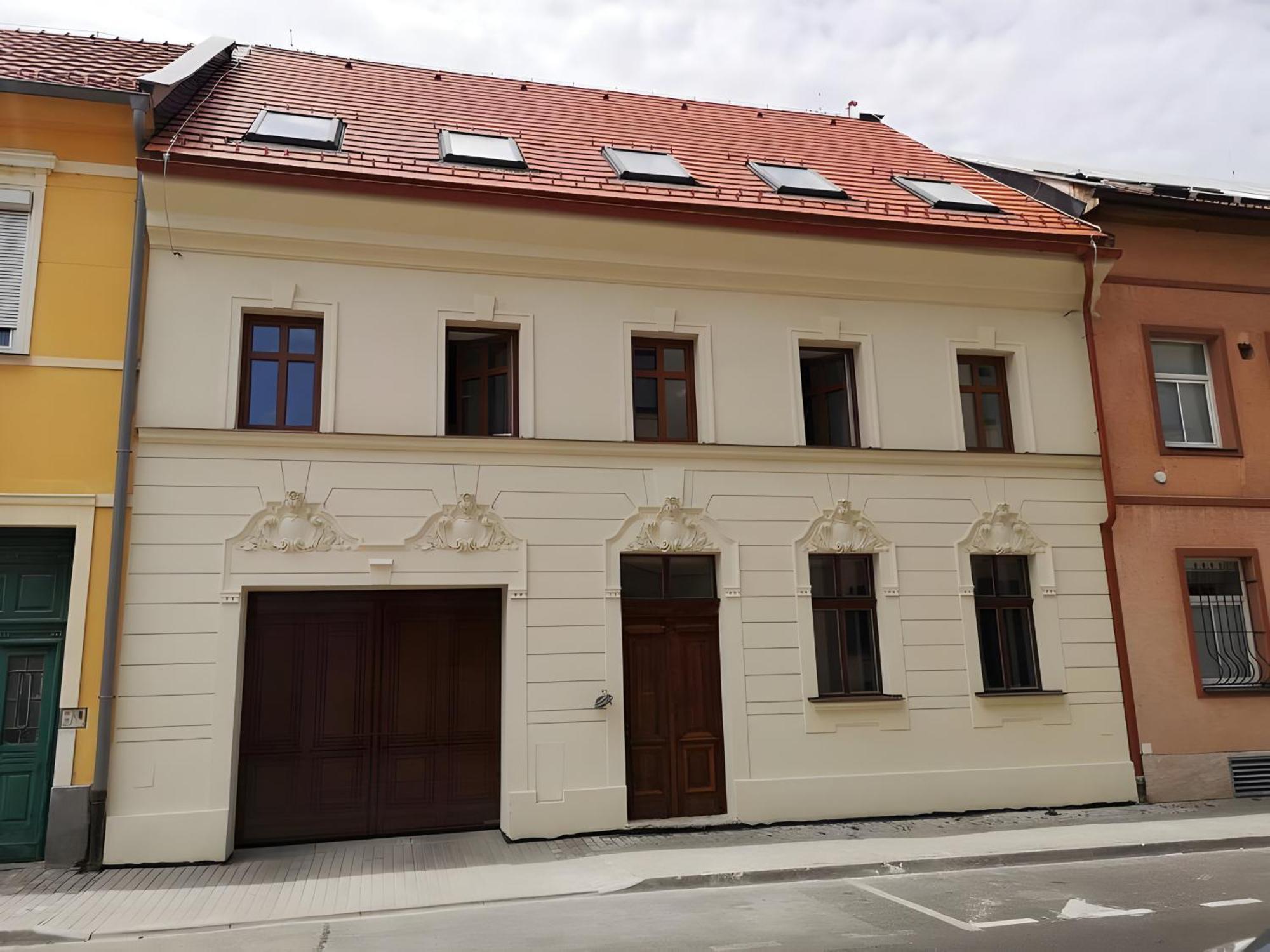 Beautiful New Apt In Old Town Near Train Station - Free Parking Bratislava Buitenkant foto
